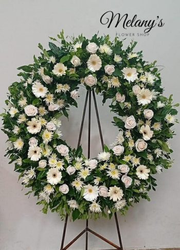Corona de condolencias con rosas y flores blancas