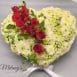arreglo floral en forma de corazon para pesame - blanco con rosas - melany flower shop