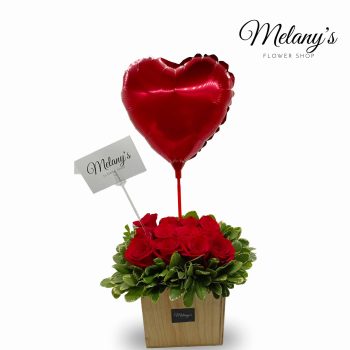 Caja de rosas y un globo