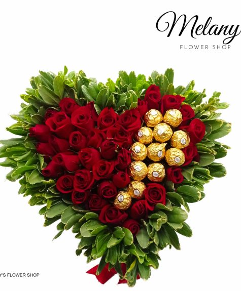 Corazon con rosas rojas y chocolates