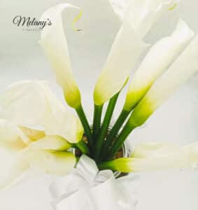 enchanted 2 arreglo floral con cartuchos blancos